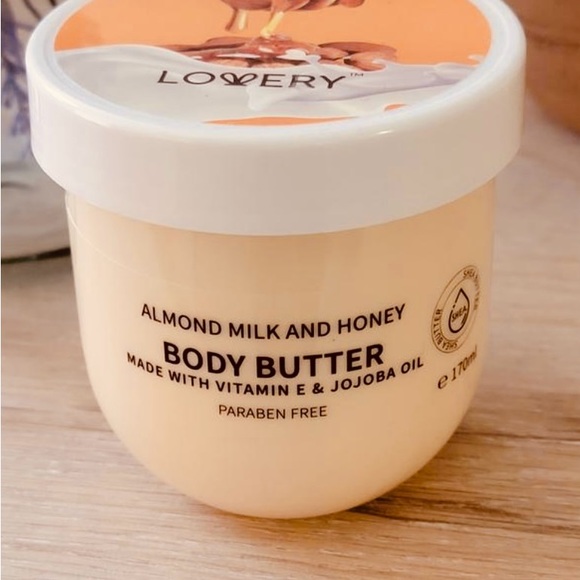 LOVERY CREAM. ALMOND MILK AND HONEY - Picture 2 of 8